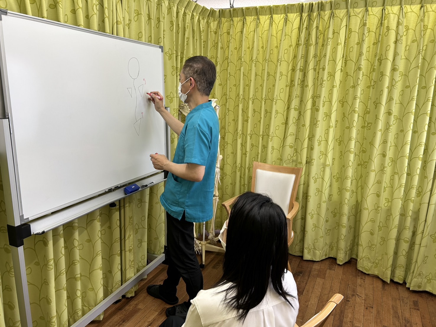 検査(後) 先程、確認して頂いた状態がどのように変化したのか確認して頂きます。今後の施術、経過、必要な来院回数などを説明いたします。