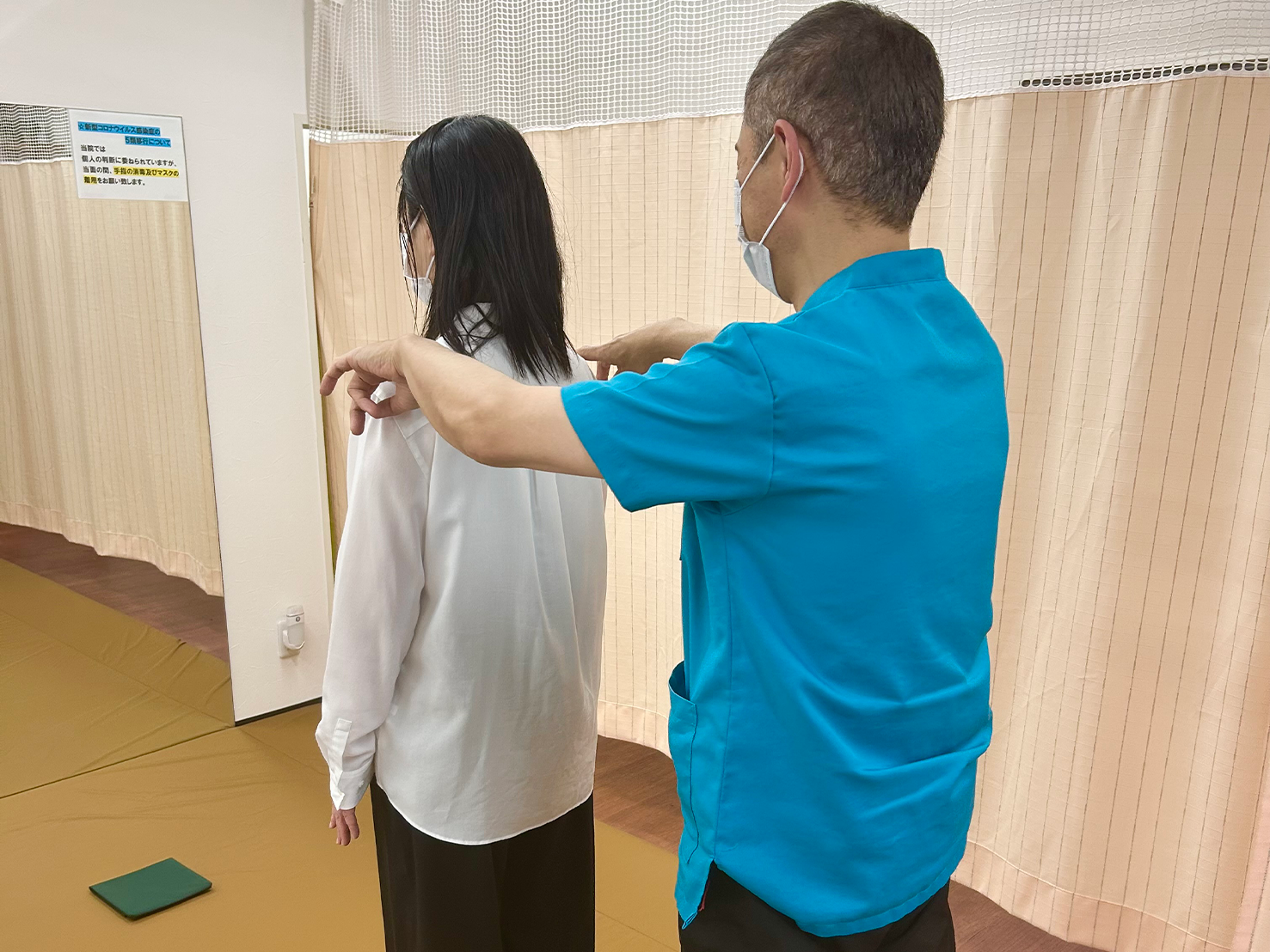 検査(前) 大きな鏡の前で患者様にわかりやすく今の状態、原因を説明いたします。